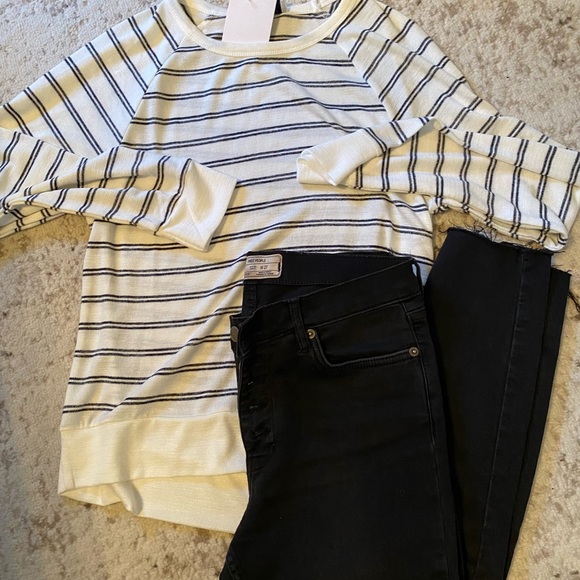 New♥️Soft navy/ivory striped top - Picture 4 of 4